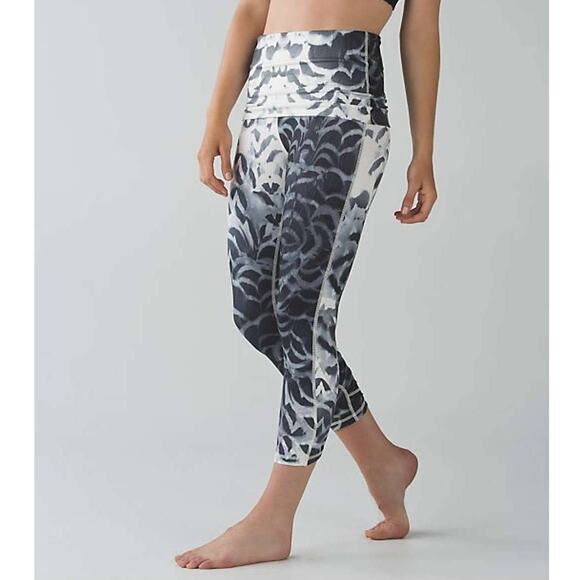 Lululemon Wunder Under Pant SE Dance in Pretty Plume Angel Wing Black Size 4 - Picture 1 of 10